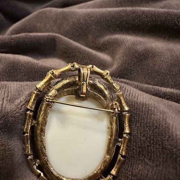 Vintage Cameo Brooch with Gold-toned Frame - Picture 6 of 7
